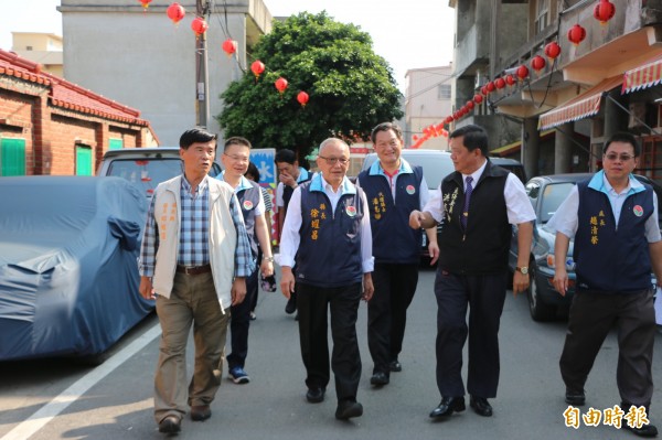 苗縣長徐耀昌同時視察拱天宮旁的白東里四鄰道路拓寬暨截彎取直工程。（記者鄭名翔攝）