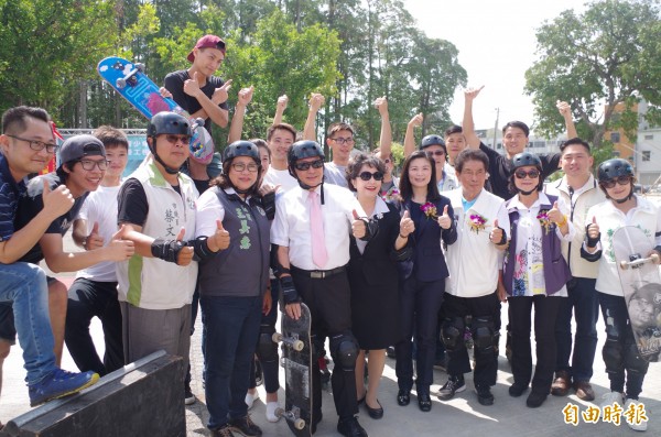 香湖公園極限運動場動土，市長涂醒哲等人穿戴護具小試身手。（記者王善嬿攝）