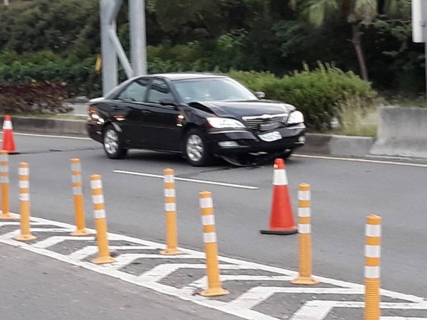水鹿撞凹車頭。(圖擷取自臉書花壇人俱樂部)