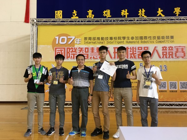 金門大學副教授李金譚(左三)與學生開心分享獲得機器人競賽獎項的成果。(圖由金門大學提供)