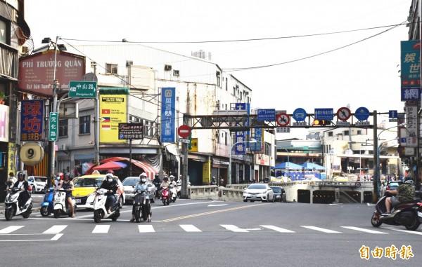 中壢元化路地下道因應桃園機場捷運延伸A23中壢車站的站體工程，預計9月永久封閉。（記者李容萍攝）