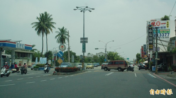 萬丹加油站前路口車流動線複雜，從新全街竄出的汽機車（右）若不注意左側萬丹路及西環路來車，很容易發生碰撞，警方將增設汽、機車分流的號誌燈。 （記者李立法攝）