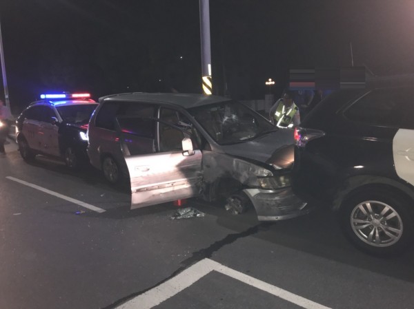 斗南警方圍捕過程竊嫌多次駕車衝撞警車。(記者黃淑莉翻攝)