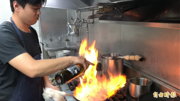 主廚精心料理每道創意風味餐，滿足每位饕客的口味。（記者黃良傑攝）