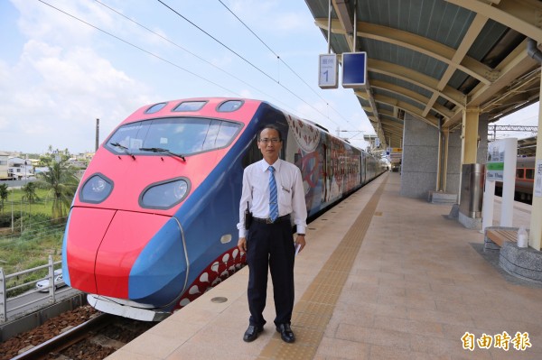 屏東潮州直達台北的「普悠瑪號」列車車票難買出了名，潮州車站站長郭坤岳分享訂票規則，提高民眾訂票成功率。（記者邱芷柔攝）