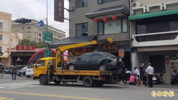 「代天巡府嘉邑福安舘」廟前發生車禍。（記者丁偉杰攝）