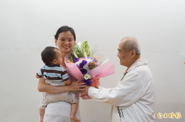 75歲的陳萬得從鬼門關前走一遭,感謝救治他的志工。(記者詹士弘攝)
