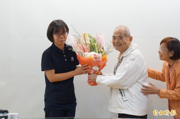 75歲的陳萬得從鬼門關前走一遭,感謝救治他的志工。(記者詹士弘攝)