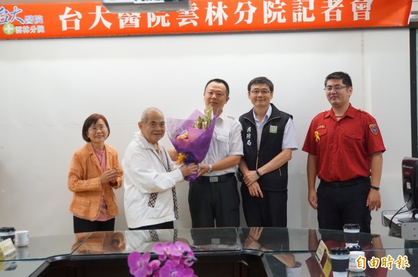75歲的陳萬得心跳一度停60分鐘,他感謝為他CPR消防局救難人員。(記者詹士弘攝)
