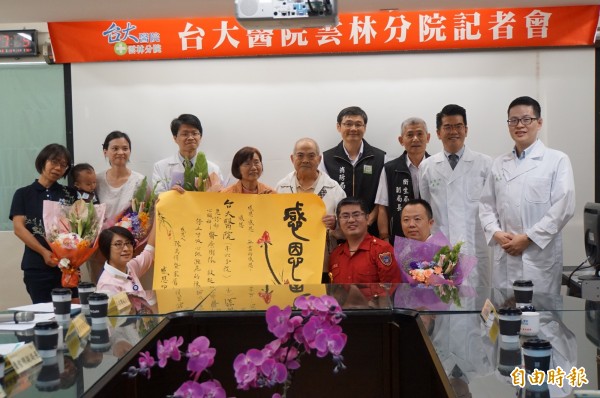 75歲的陳萬得心跳一度停60分鐘,他感謝搶救他的志工、消防局救難及台大雲林分院的醫護人員。(記者詹士弘攝)
