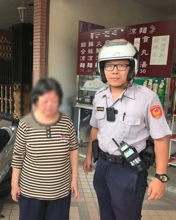 員警順利帶老婦回家。（記者洪定宏翻攝）