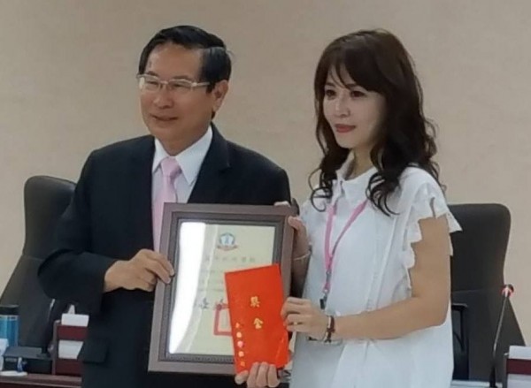 嘉義市長涂醒哲(左)在市務會議頒獎表揚林沛錤(右)獲選今年嘉市模範公務人員。(記者丁偉杰翻攝)