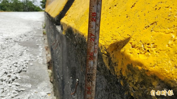 產業道路塌陷處最深有八十公分左右。(記者王秀亭攝)