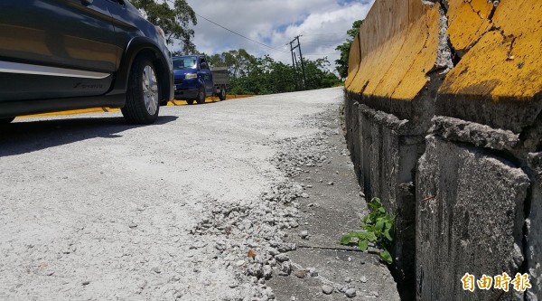 通往寶華山泥火山的唯一道路,塌陷嚴重,仍未修復。(記者王秀亭攝)