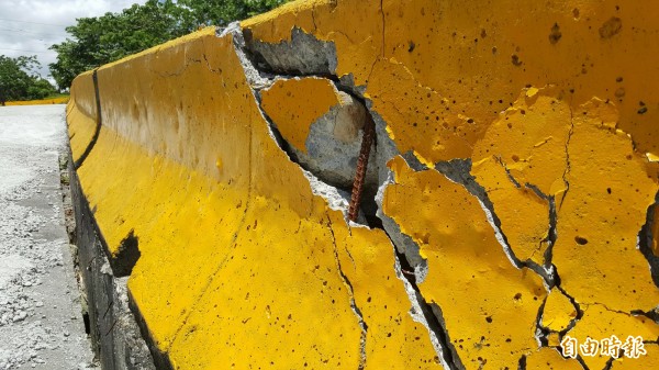 產業道路護欄已因路面塌陷而破裂,讓路過民眾憂心。(記者王秀亭攝)