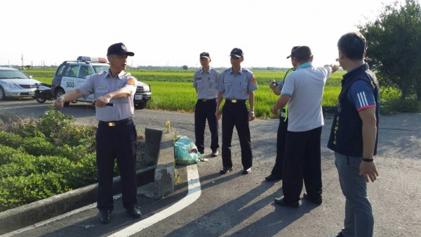 北港警分局員警會勘事故現場，提醒用路人行駛產業道路要減速，在路口時要互相禮讓，騎車一定要正確戴好安全帽。（記者黃淑莉翻攝）