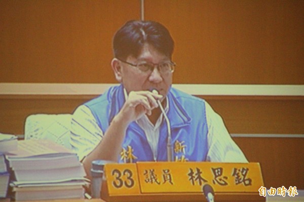 國民黨籍新竹縣議員林思銘焦慮「鄭家班」喊出恢復老人年金3000元等的說法,恐將對國民黨新竹縣下屆縣長參選人的選情有很大的影響。(記者黃美珠攝)