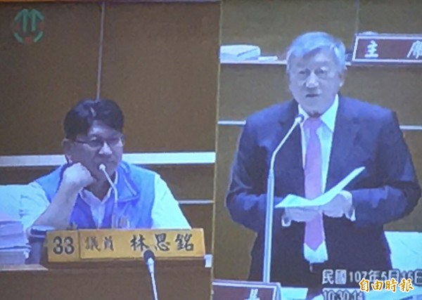 國民黨籍縣議員林思銘(左)焦慮縣長邱鏡淳(右)緊縮老人年金額度等的政策,將衝擊下屆該黨縣長參選人的選情,邱鏡淳則回答,還是要務實看待縣府財政實際的難處。(記者黃美珠攝)