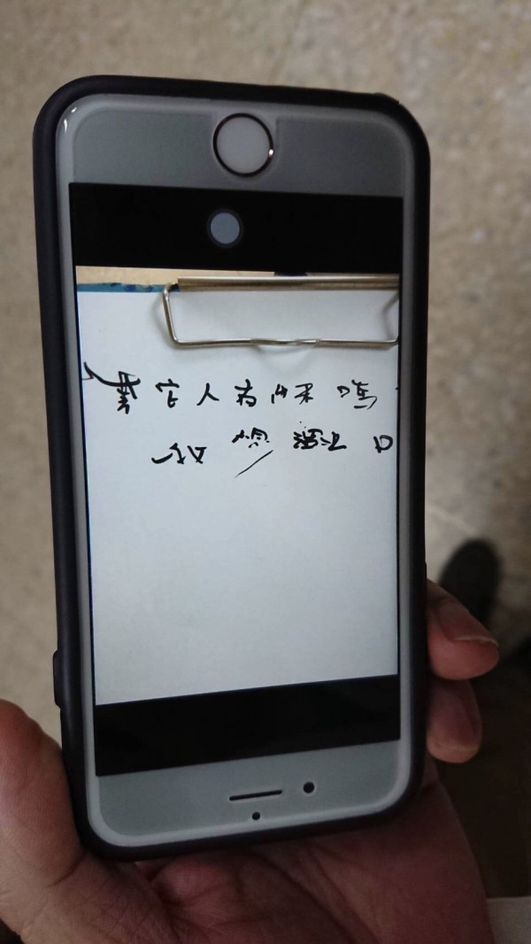 呂宗郁在送醫恢復清醒後,第一件事就是關心一起進火場的弟兄安危,還用顫抖的手在字條上寫下「其它(他)人有出來嗎」?(資料照,記者李容萍翻攝)