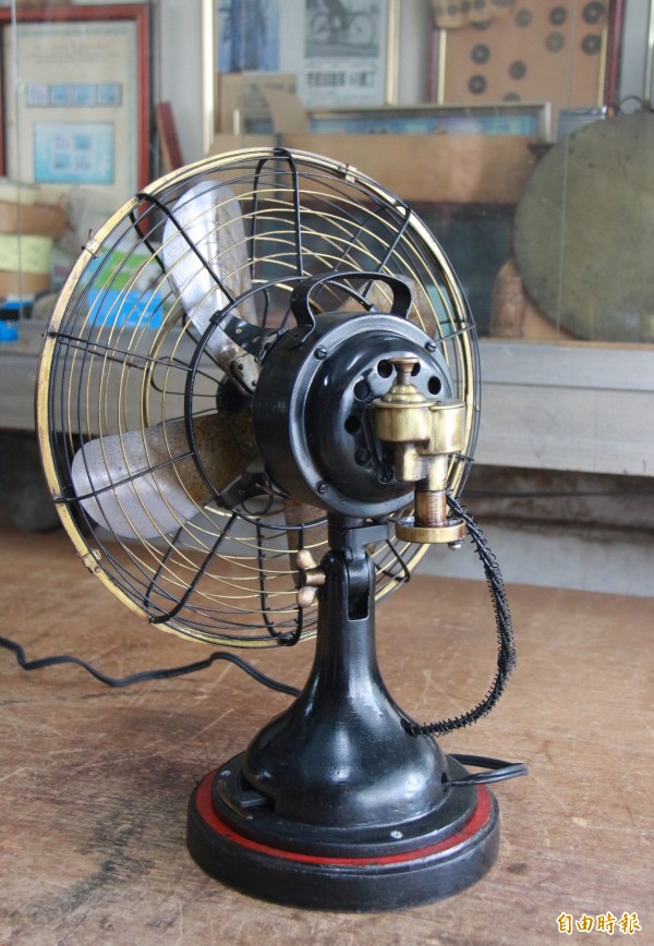許望冬說,這些阿公級電風扇不只有3段風速,還有擺頭設計(馬達後方銅製機器)。(記者陳冠備攝)