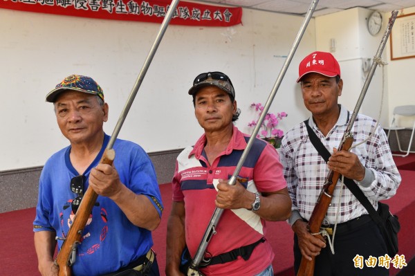 滿州舉槍成立「滿州鄉農產侵害野生動物驅離隊」。（記者蔡宗憲攝）