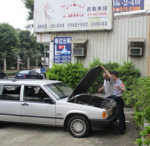 員警協助老翁將拋錨車輛推至路邊。（記者許倬勛翻攝）