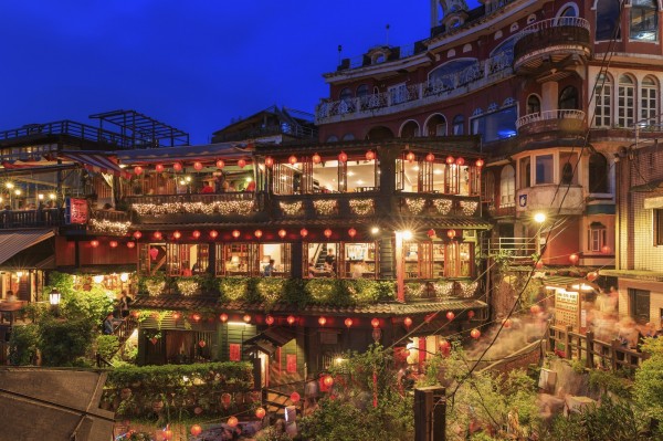 一盞盞大紅燈籠點亮整座山城,九份的夜景別有風味。(業者提供)