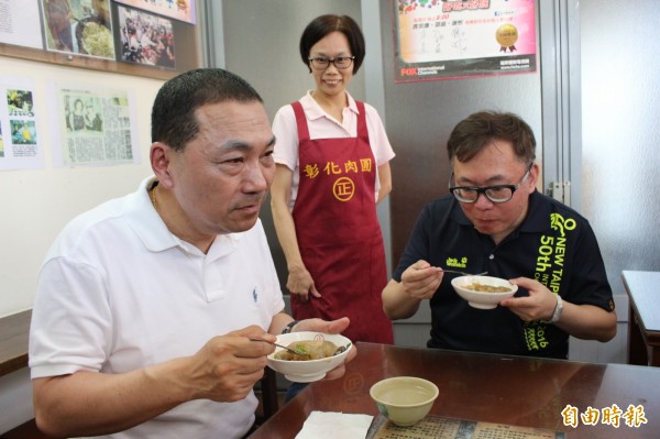 新北市副市長侯友宜今天中午到彰化市吃正彰化肉圓店的肉圓,被問及選情,他避重就輕。(記者張聰秋攝)