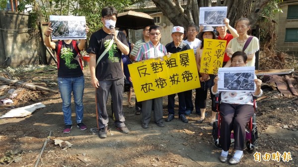 居民與松菸護樹志工今到施工現場抗議。（記者楊心慧攝）