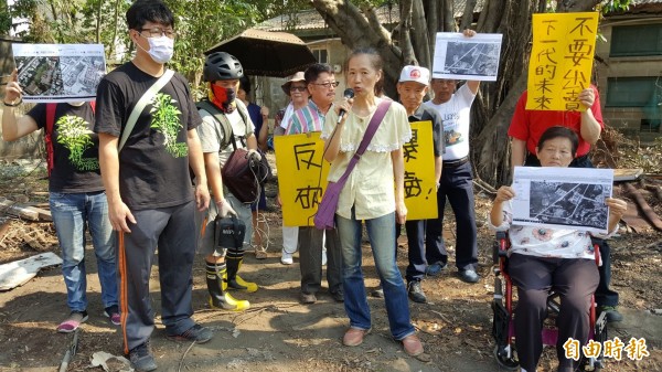 居民潘小姐痛批政府黑箱作業。（記者楊心慧攝）