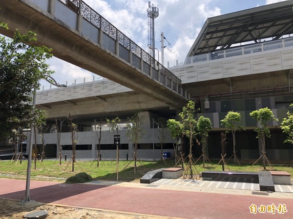 市議員張瀞分表示，豐原火車站旁的心鎖橋（左）阻礙東北街拓寬。（記者歐素美攝）