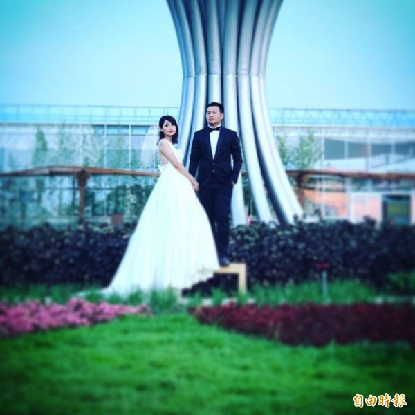 有新人在農博的地標生命樹這裡拍照。(取材自臉書「桃園農業博覽會-農情樂陶桃」)(記者李容萍攝)