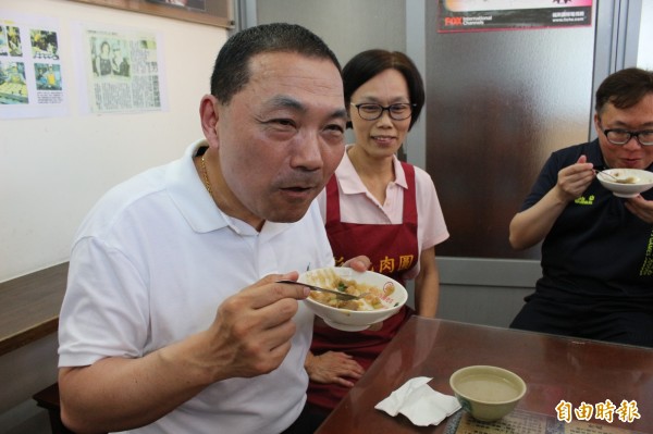 新北市副市長侯友宜誇讚彰化肉圓好吃。(記者張聰秋攝)