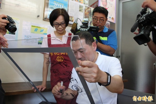 正彰化肉圓店家請新北市副市長侯友宜簽名留念。(記者張聰秋攝)