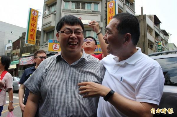 阿璋肉圓店老闆施明裕知道新北市副市長侯友宜要來買肉圓,馬上出門迎接貴客。(記者張聰秋攝)