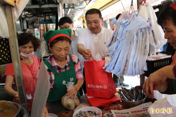 侯友宜向阿璋肉圓店買了6顆肉圓,象徵「六六大順」吉祥數字。(記者張聰秋攝)