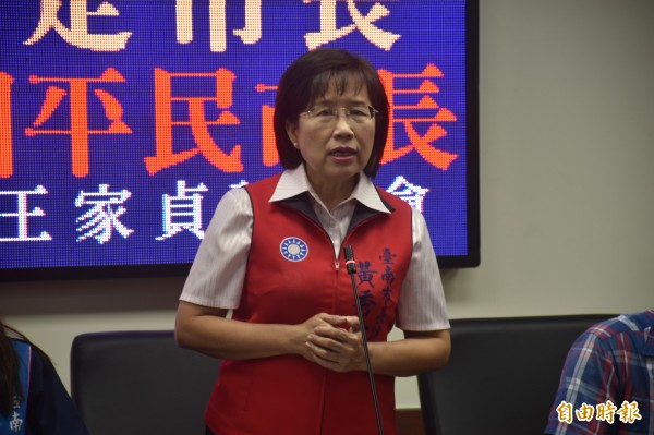 黃秀霜提出健保費、房屋稅、公幼,以及年金議題等政策。(記者邱灝唐攝)
