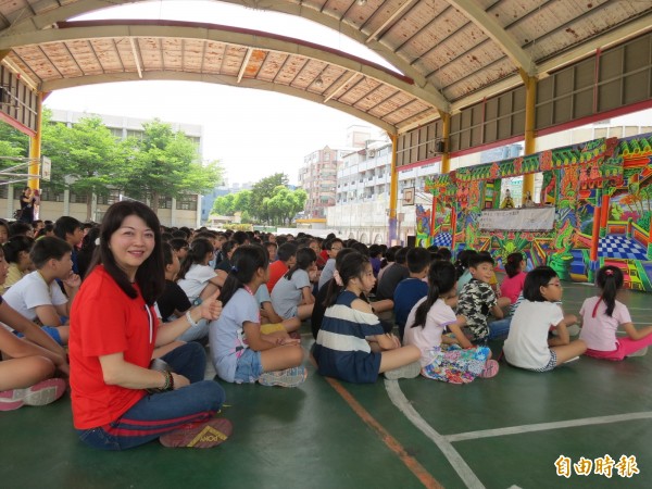 市議員吳瓊華向文化局爭取讓掌中劇團可到烏日地區的國小進行表演。（記者蘇金鳳攝）