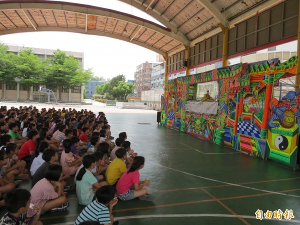 九德國小今安排「金宇園掌中劇團」到校表演，「不讀書的小孩被虎咬」的劇碼，有趣的內容，讓小朋友看得哈哈笑（記者蘇金鳳攝）