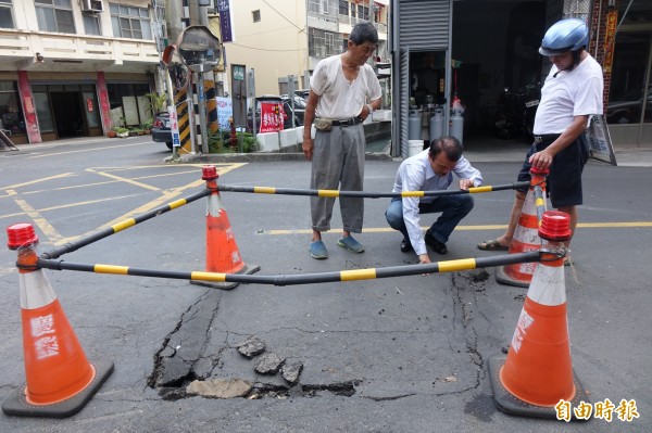 彰化縣秀水鄉長梁禎祥（圖中）在民意街路口塌陷處，了解情況。（記者劉曉欣攝）