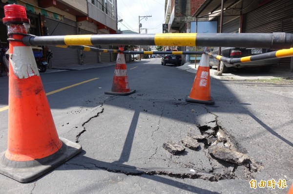 彰化秀水民意街的路口出現道路塌陷，縣府工務處研判是過路箱涵有破洞造成的。（記者劉曉欣攝）