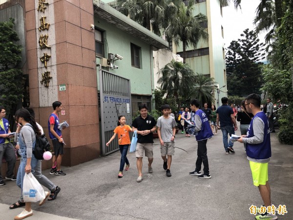 注意!補習班業者經常在學生考試時在門口發送文宣或文宣品,順手帶進會考試場考試,恐會被扣分。圖為4月底私立振聲高中國中部舉辦入學考試情形。(記者陳昀攝)