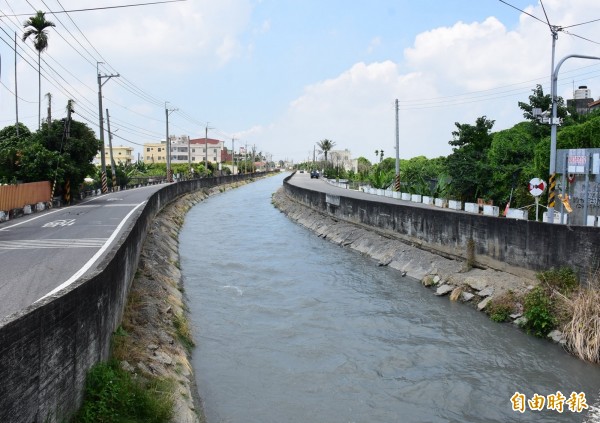 八堡圳部分護堤老舊，產生龜裂，遇大雨恐有潰堤、掏空地基可能。（記者陳冠備攝）