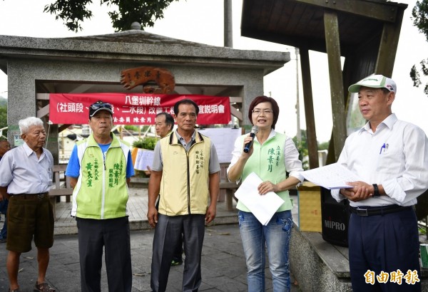 立法委員陳素月（右二）邀集農田水利處處長謝勝信（右1）、二水鄉長鄭蒼陽（左三）等人到八堡圳會勘。（記者陳冠備攝）