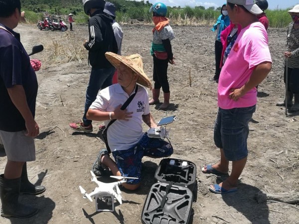 萬丹老阿嬤15日到高屏溪河床撿地瓜失蹤,後村村協尋村民出動空拍機,升空搜尋阿嬤的蹤跡。(記者葉永騫翻翻攝)