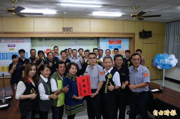 台南市議會今前往玉井警分局,頒發工作獎金及慰問員警偵辦南化三屍案的辛勞。(記者萬于甄攝)