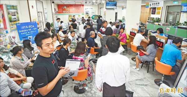 中華電信7天內約144萬用戶移動到499方案,圖為活動最後一天門市湧入的申辦人潮。(資料照,記者方賓照攝)