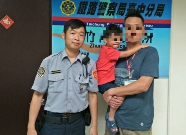 在鐵路警察協助下，男童父親也順利於竹南火車站接到男童。（記者鄭名翔翻攝）