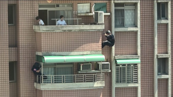 警方攻堅。(記者邱俊福翻攝)