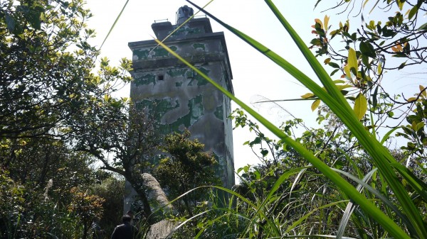 基隆球子山燈塔閒置多年，塔身掉漆嚴重斑駁。（圖由立委蔡適應服務處提供）